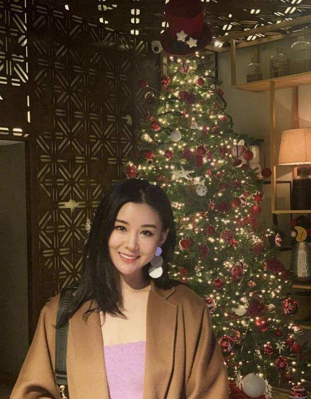 曾被称为娱乐圈最干净女星，35岁李小萌搞怪出镜