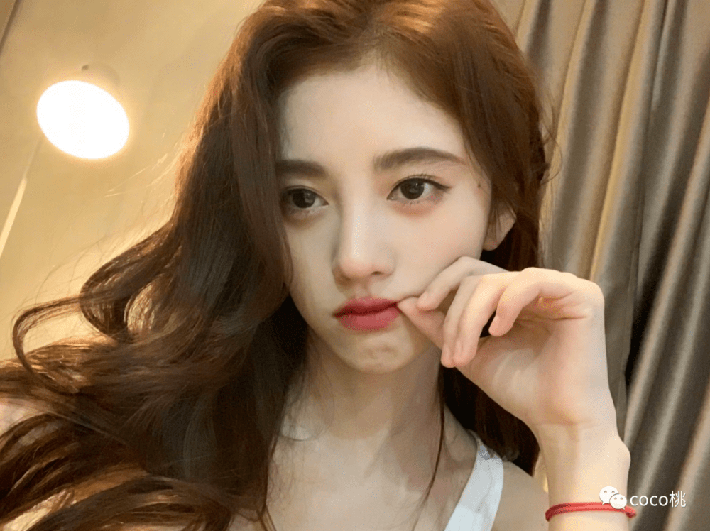 一段时间,不管是拍照还是出镜,都开始很刻意的摆出一种我见犹怜的姿