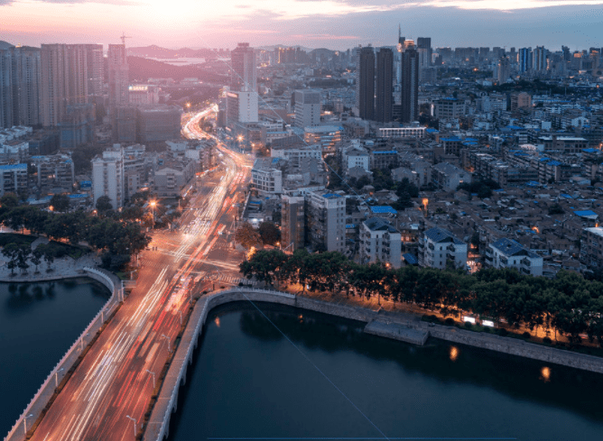 某城市现有人口10万_夜晚城市图片