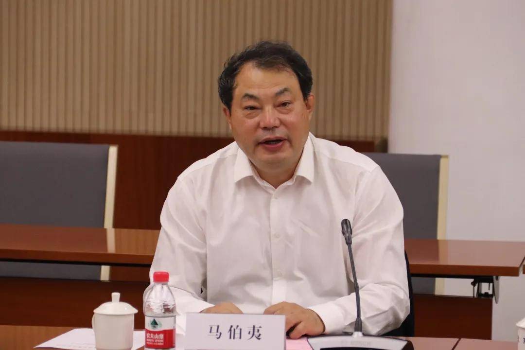 学院党委副书记,院长马伯夷作总结发言.