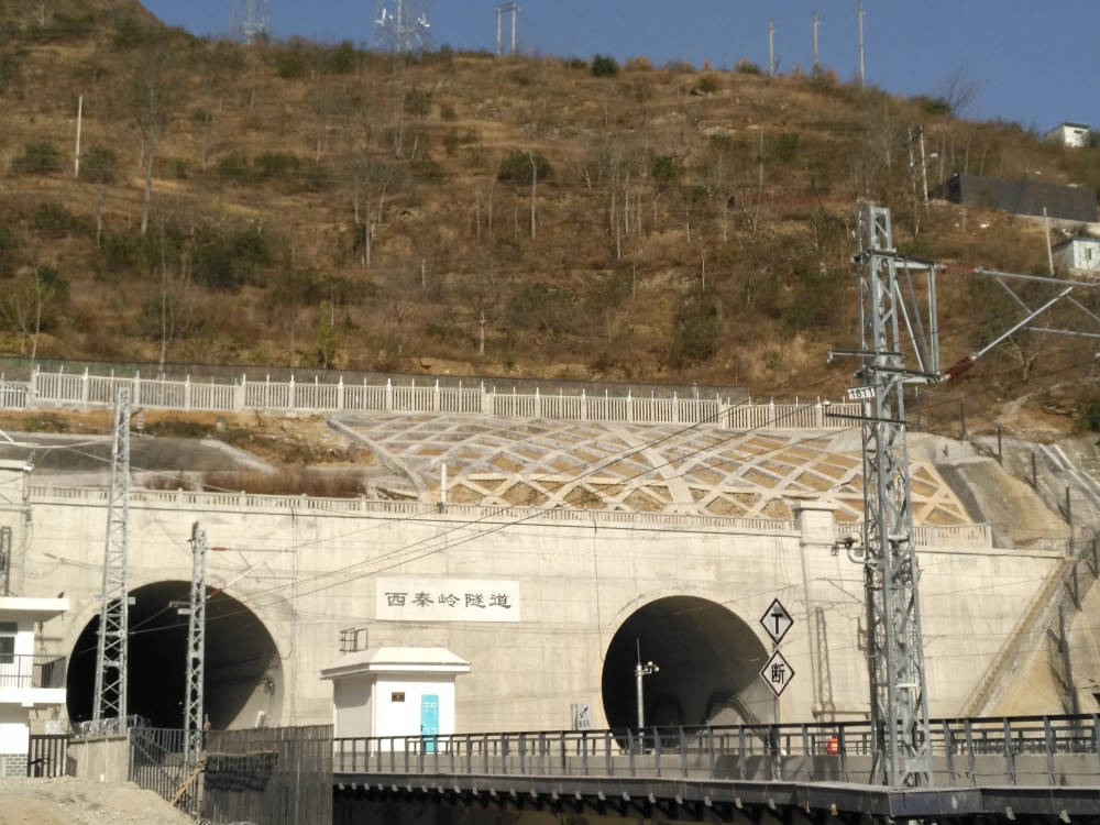 03:西秦岭隧道由铁一院设计的西成客专-老安山特长隧道全长15161米,地