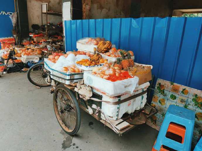 地摊解封后，摊位费暴涨到3000元，网友直呼：坐地起价！女子拖鞋暴打鳄鱼