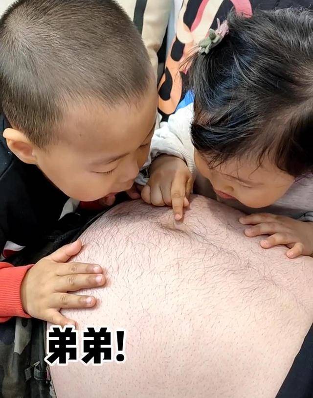 兄妹俩都想再要个弟弟，爸爸的“将军肚”被寄予厚望，妈妈无语了白玉龙冠