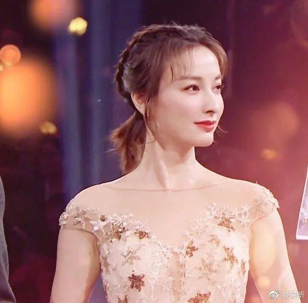 杨紫时髦进化的关键:她懂得低一点 再低一点