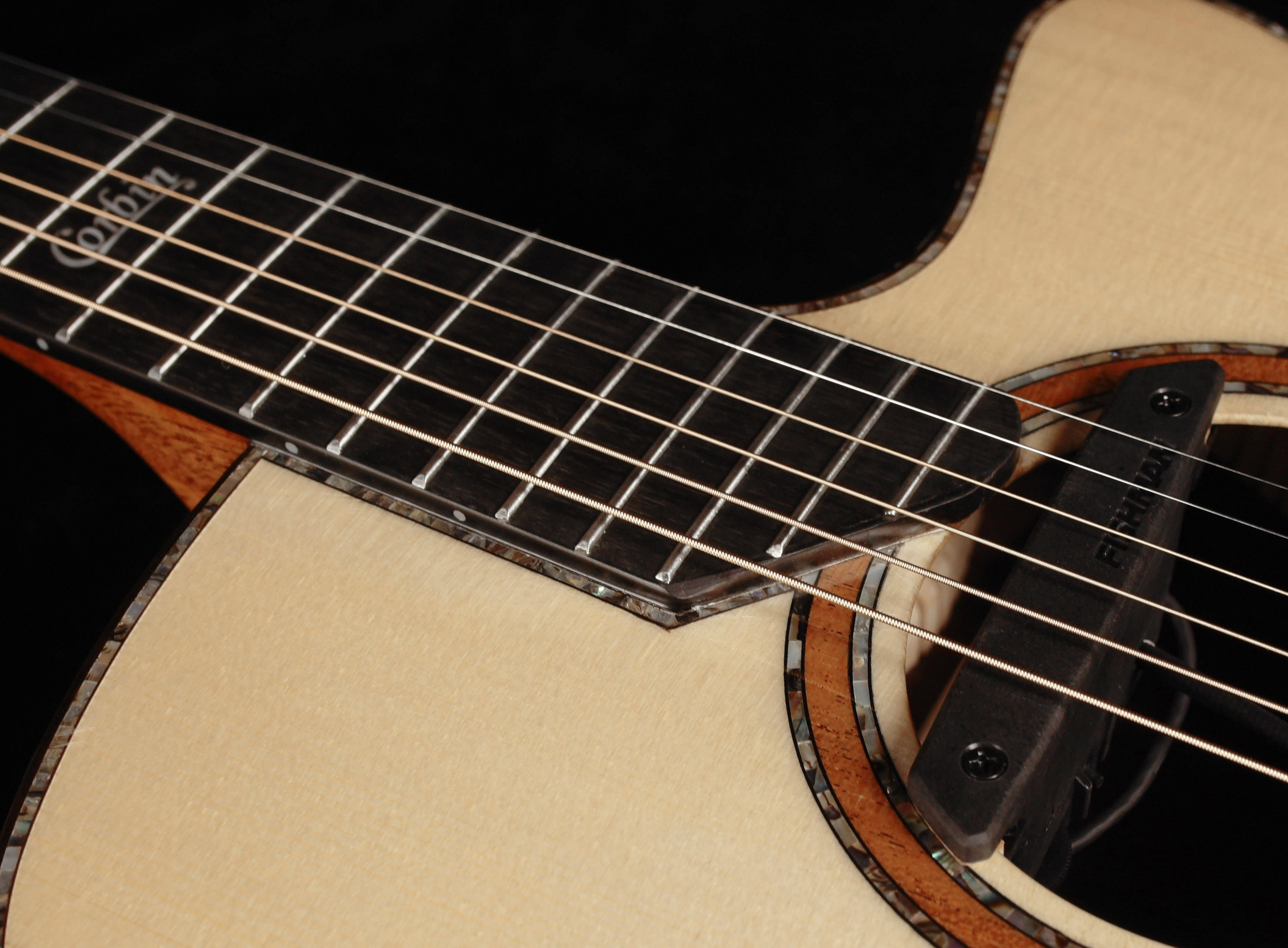 云杉是吉他面板使用最多的一种木材,木纹偏大,音色大气,浑厚,更有方向