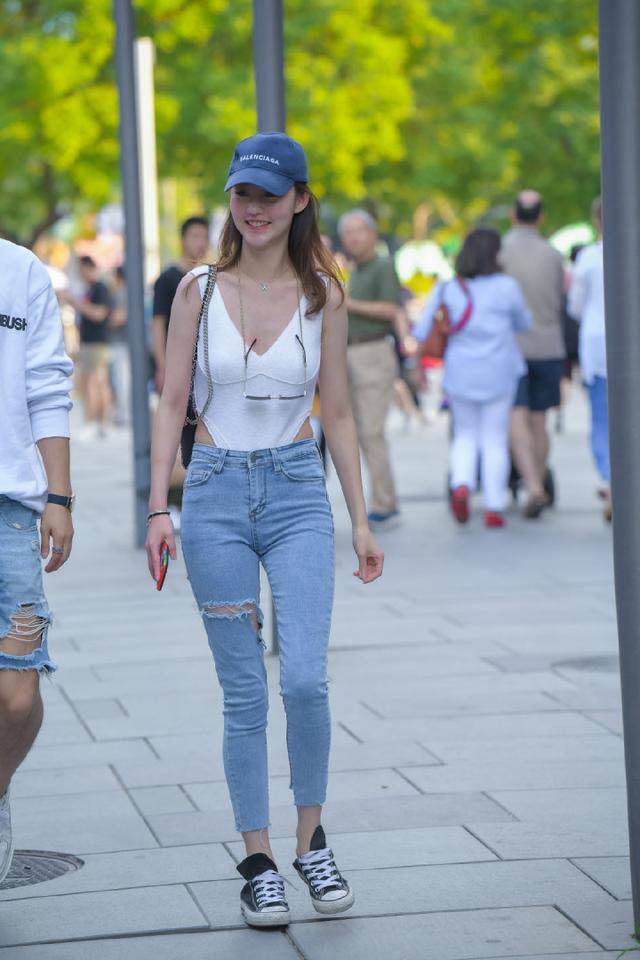 街拍比基尼牛仔裤美女,能把整条街的人吸引住