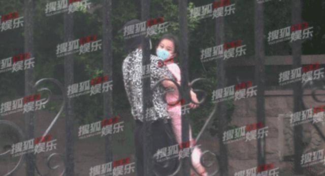 李小璐深夜买醉，走路不稳一男子亲密搀扶，与