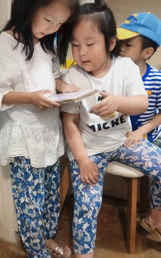双胞胎姐妹体型差距大，同款裤子穿出两种风格，网友：买家秀和卖家秀-仇秀英离世