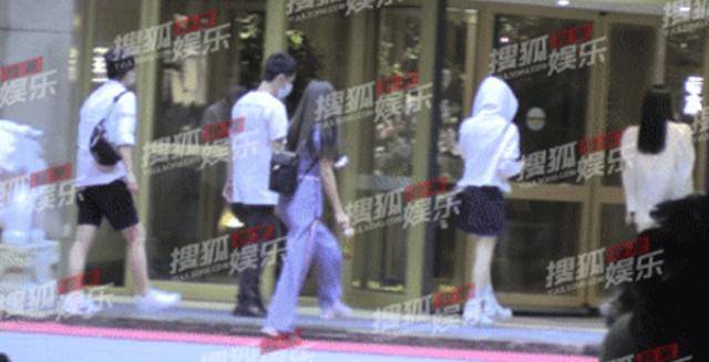 李小璐深夜买醉，走路不稳一男子亲密搀扶，与