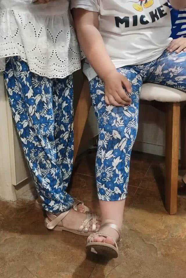 双胞胎姐妹体型差距大，同款裤子穿出两种风格，网友：买家秀和卖家秀-仇秀英离世