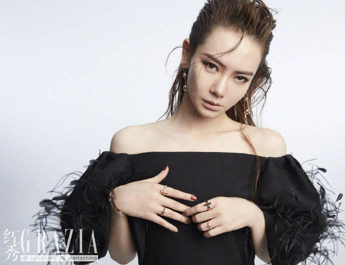 35岁女星摩登西服造型率性利落