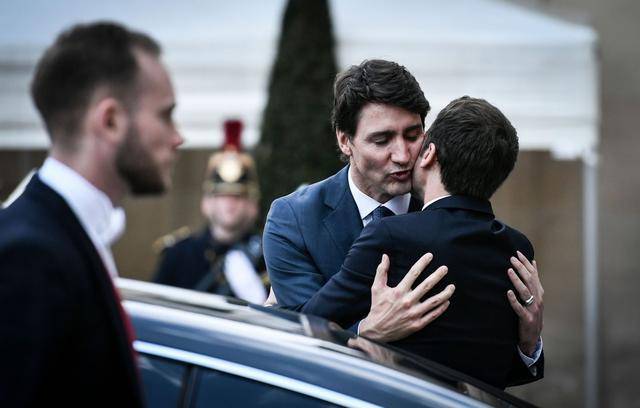 马克龙见加拿大总理"哥俩好?拥抱亲吻表情陶醉,布丽吉特看懵_特鲁多