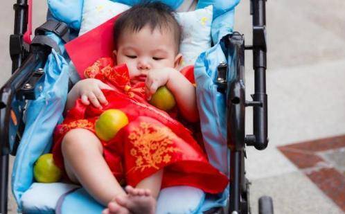 脊椎|脊椎可能易受损伤，家长们别大意孩子这个月龄最好不要坐婴儿车