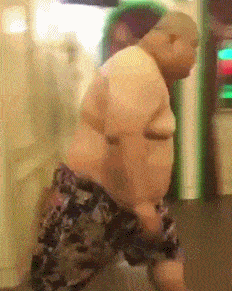 搞笑gif:大哥,这艘友谊的小船说翻就翻了,你惊喜不?