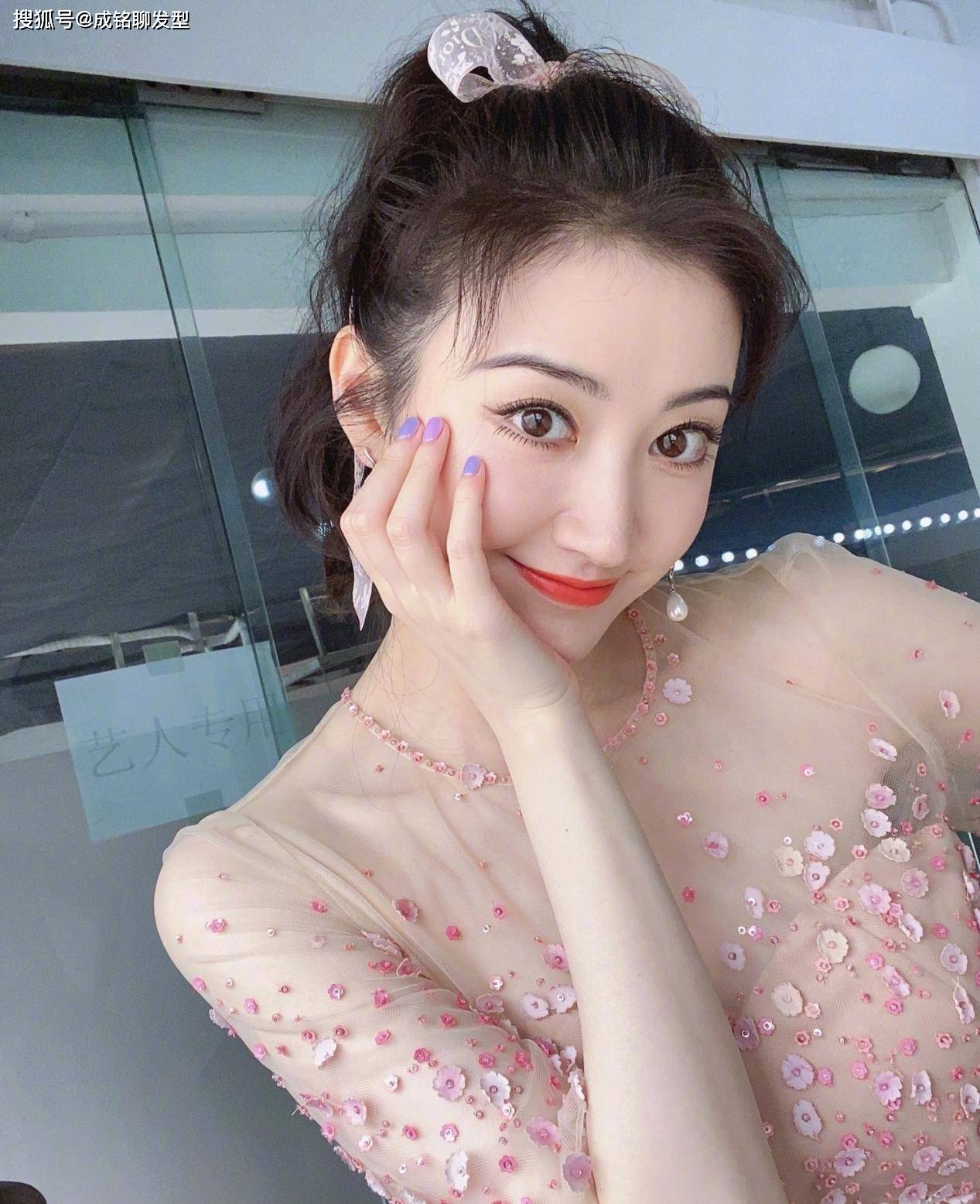 原创景甜还真是会穿!穿粉色透视裙甜美可爱,一身