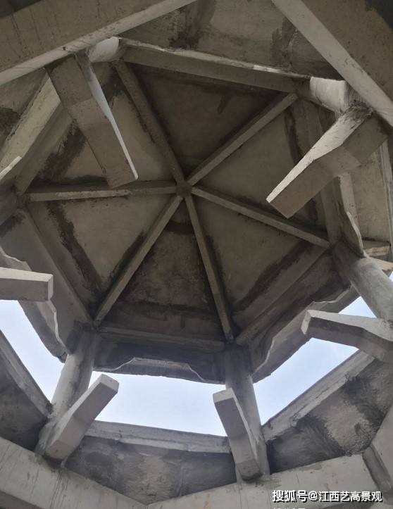 图9:双层水泥六角凉亭内部结构图图10:油漆好的双层水泥六角凉亭图11