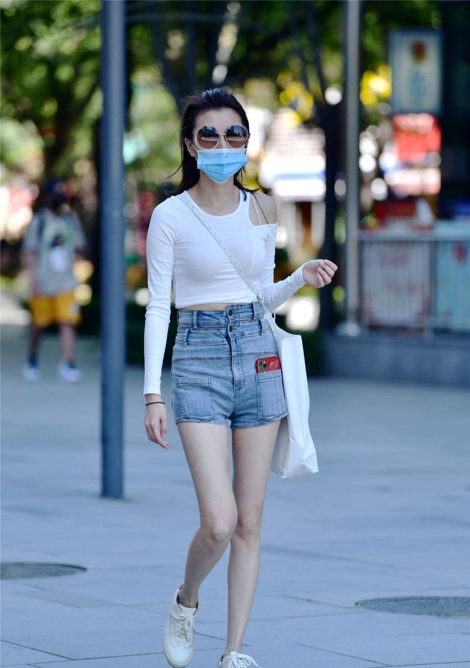 原创美女是光脚穿的高跟鞋这样搭配呈现出一种自然的美感