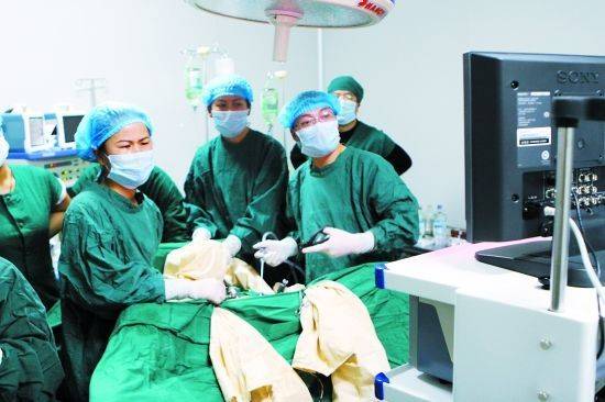 保险公司拒赔20万，竟逼6岁孩子开腹？父亲：死也要死在保险公司高校回收剩菜再卖