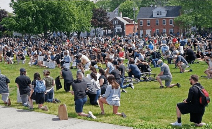 美国英国法国，甚至韩国日本民众们纷纷“下跪”