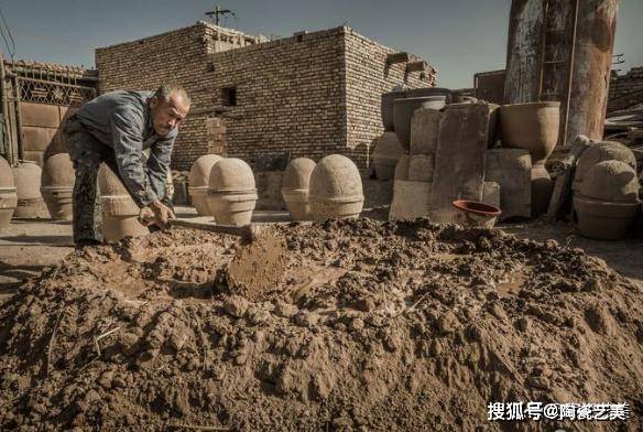 喀什土陶制作技艺-选土喀什土陶制作技艺-练泥其后便是加工成型.