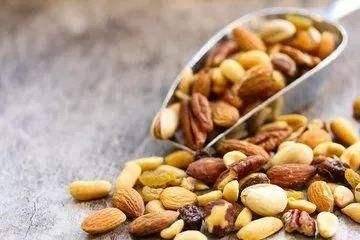 孩子|添加剂15种之多,孩子哭得再厉害也别买了童年的五毛钱零食