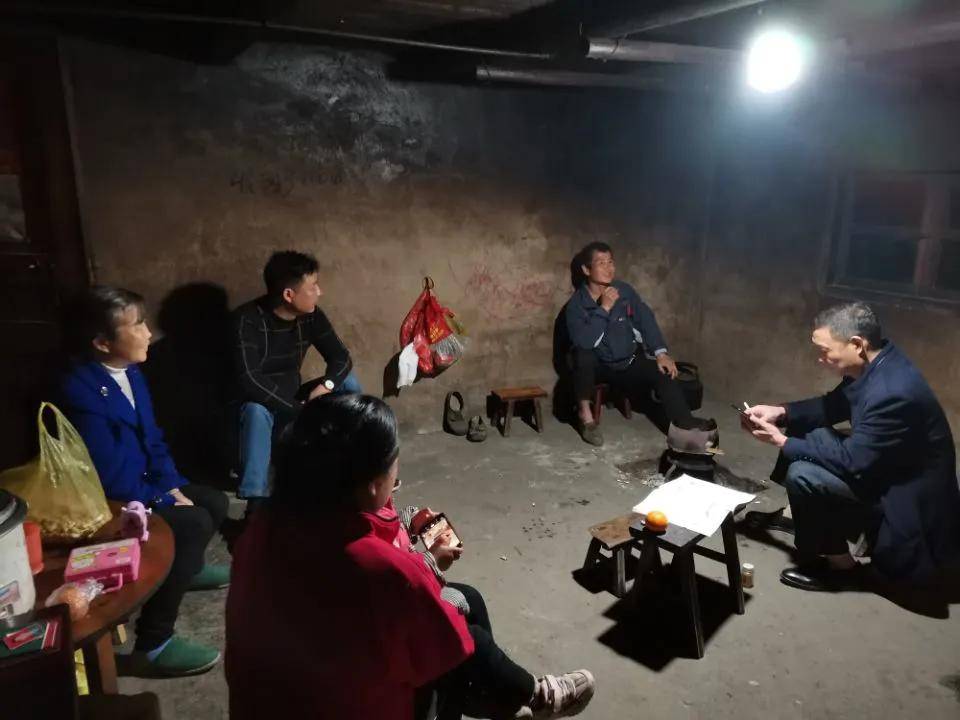 驻村干部如虎走访