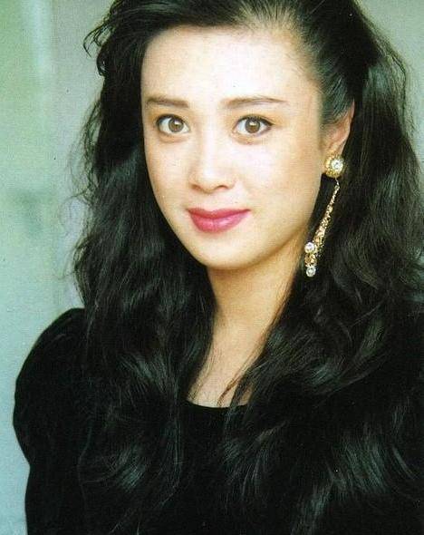 原创因拍戏险些失明,中年跟妹妹双双入狱的"妲己"傅艺伟,如今怎样了