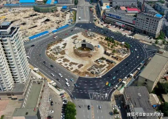 遇到环形路口,新手应该怎样操作才安全?老司机教你几点很实用