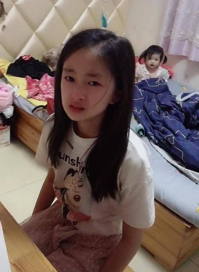 姐姐写作业，妈妈强行将妹妹送进姐姐房间，姐姐愤怒的模样太可爱