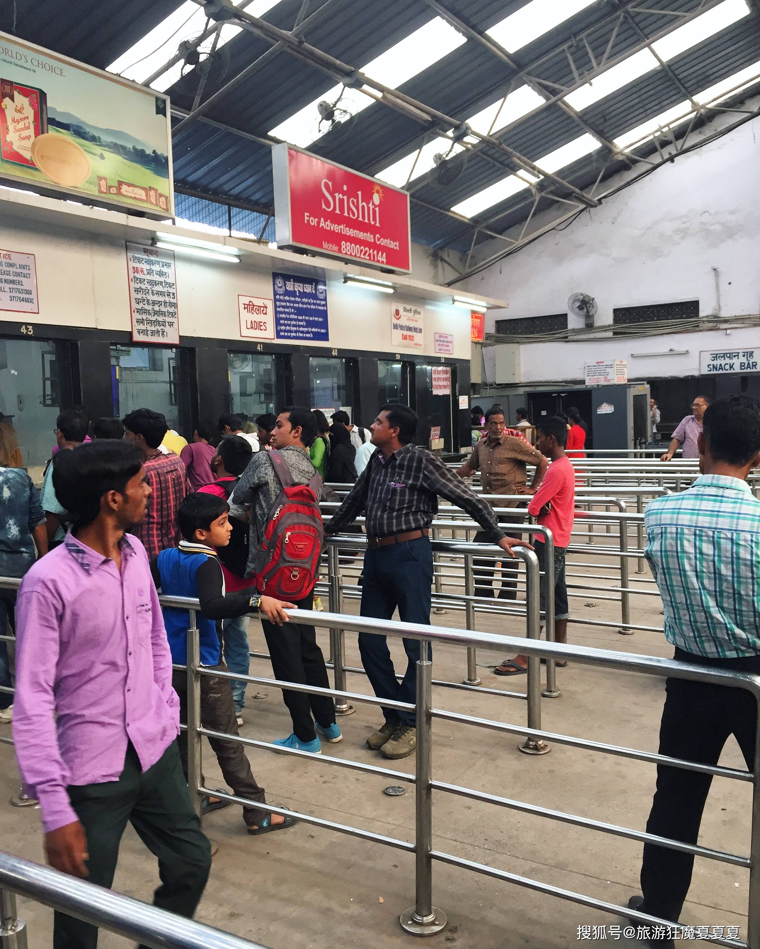 实拍印度首都新德里火车站，脏乱程度宛如贫民窟，但外国人有优待