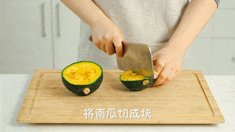 步骤: ①将板栗南瓜切成块放入盘中,包上保鲜膜上锅蒸熟备用