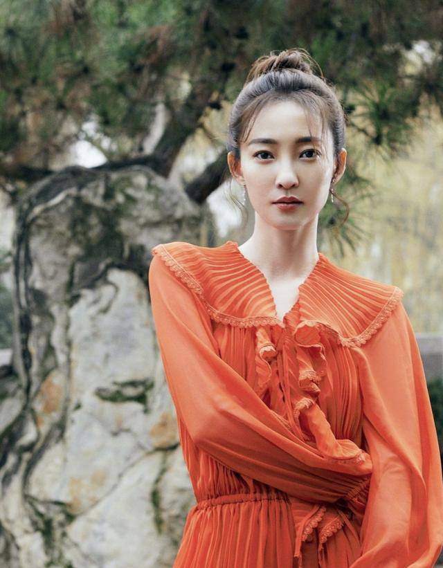 原创35岁的王丽坤丸子头搭配橘色系连衣裙秒变18岁少女