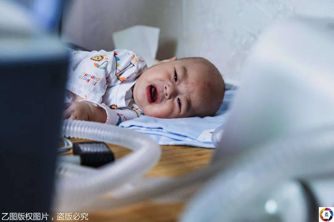 一针|爸妈流泪：打一针不吃不喝要攒15年宝宝患罕见病靠呼吸机续命