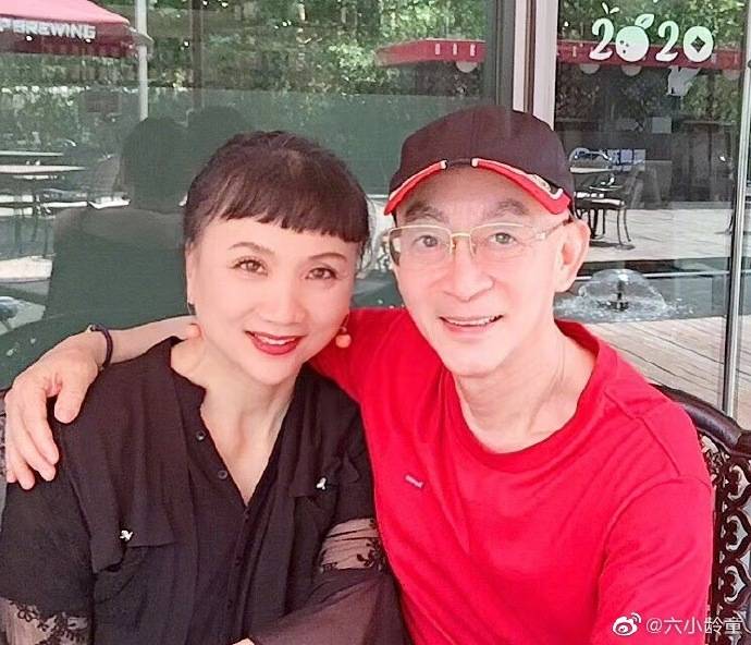 六小龄童与妻子于虹迎结婚32年两人恩爱同框超幸福