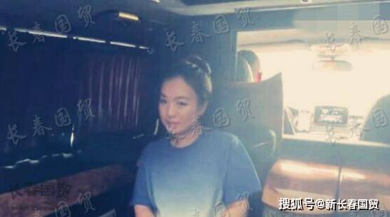 周立波大女儿曝光，端庄文静甜美可人，长相酷似妈妈