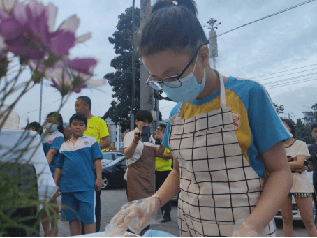 摆地摊老总_摆地摊图片高清图片(3)