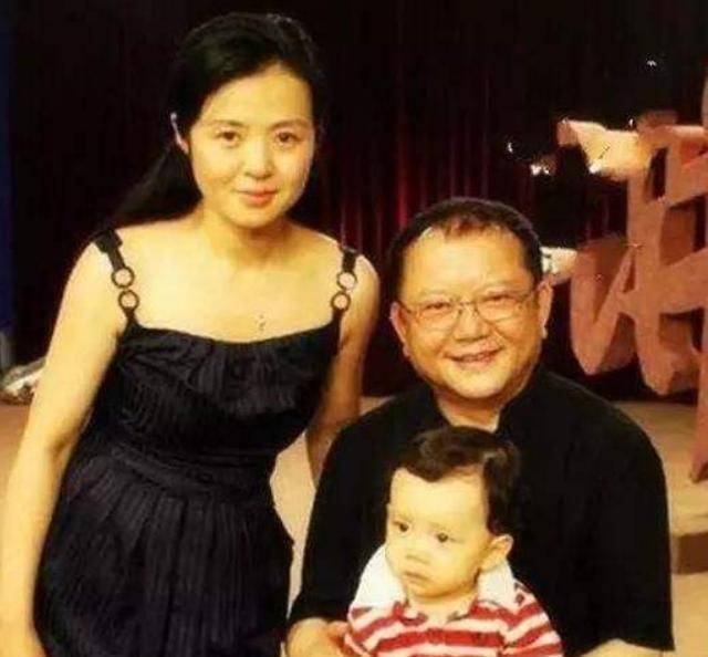 原创不敢老的王刚：网恋小20岁娇妻，和儿子差60岁，凌晨4点挣奶粉钱