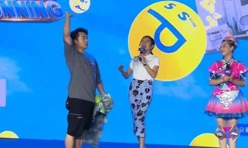 《奔跑吧》成员"嗦粉上头",郑恺吃粉方式太抢眼,难怪会发胖!