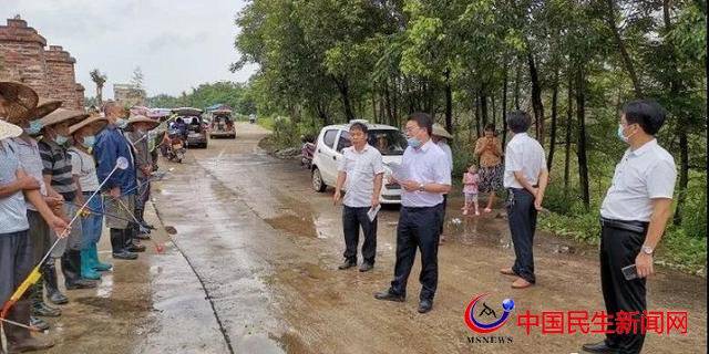 宁远县三赢统防统治专业合作社对柏家坪镇礼仕湾区域的斑腿蝗虫害进行
