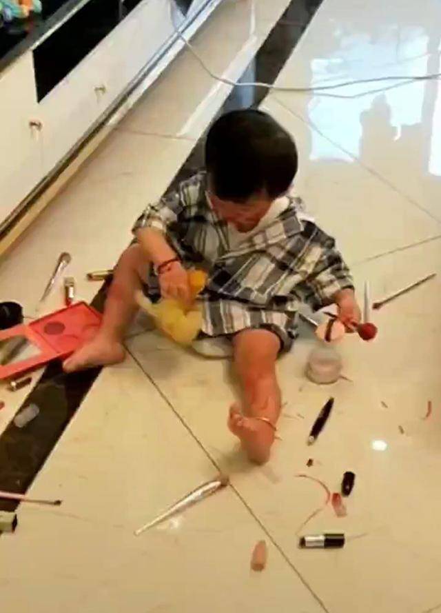 儿子用妈妈化妆品给小鸭子化妆，小鸭子生无可恋，妈妈看了要气炸