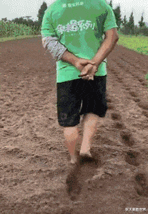 搞笑gif,娱乐不分年龄!看到老奶奶自信的表情了没?还有谁