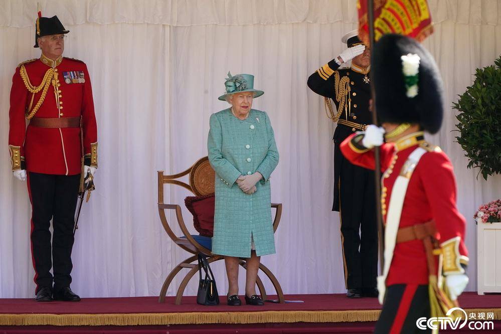 英国女王94岁官方生日 温莎城堡举行迷你阅兵仪式