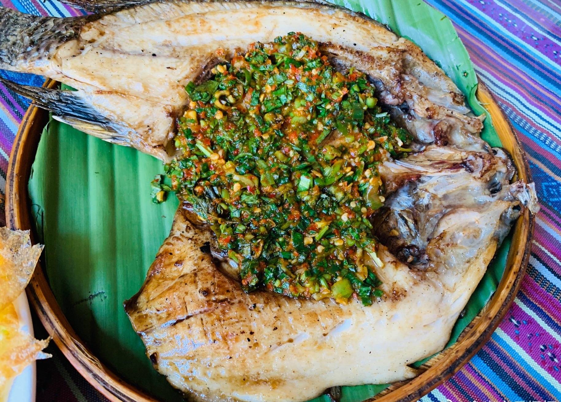 来过版纳的爱鱼人士必定品尝过香茅草烤鱼,这一道美味在傣味菜肴上的