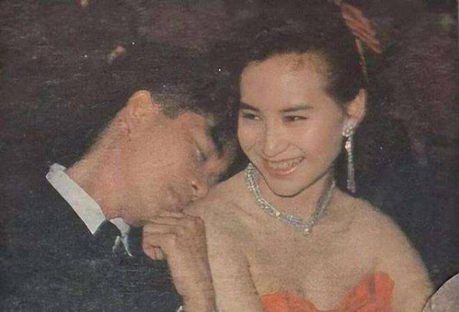 时尚解读: 年轻时期的何超琼简直就是温婉可人的小公主,五官端正
