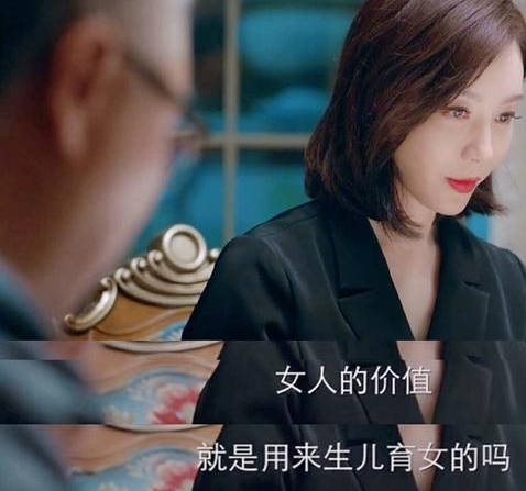 因评62岁杨丽萍不生孩子人生失败，28岁宝妈在事件发酵后被骂猪