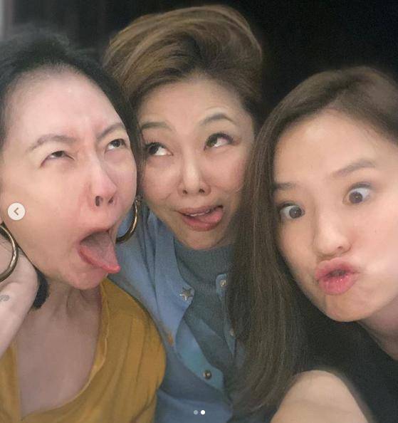 小S生日抱女儿痛哭，带老公参加派对，喝得眼神