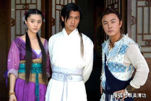 范冰冰现身机场，无名指超大钻戒很抢镜，难道