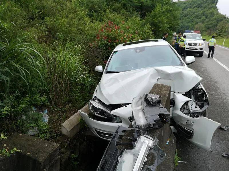 凯里南往凯里方向匝道距离g60沪昆高速30米处发生一起单方交通事故