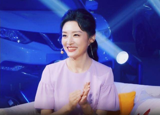前央视一姐周涛罕现身！无意透露二婚生活，却