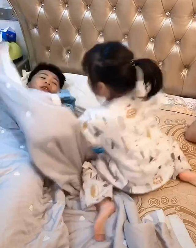 妹妹|被妈妈“无情”拖走，哥哥表现太暖心妹妹进哥哥房间蹭被窝睡觉
